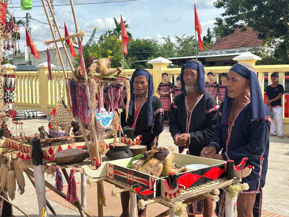 Lơh yàng duh khoai kàl lơh sa kòn cau Bơnhàr mùl màl sơn đờm lơh