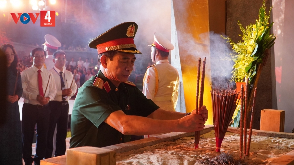 Đại tướng Phan Văn Giang, Ủy viên Bộ Chính trị, Phó Thủ tướng Chính phủ, Bộ trưởng Bộ Quốc phòng dâng hương Anh hùng liệt sĩ. Ảnh: VOV Miền Trung