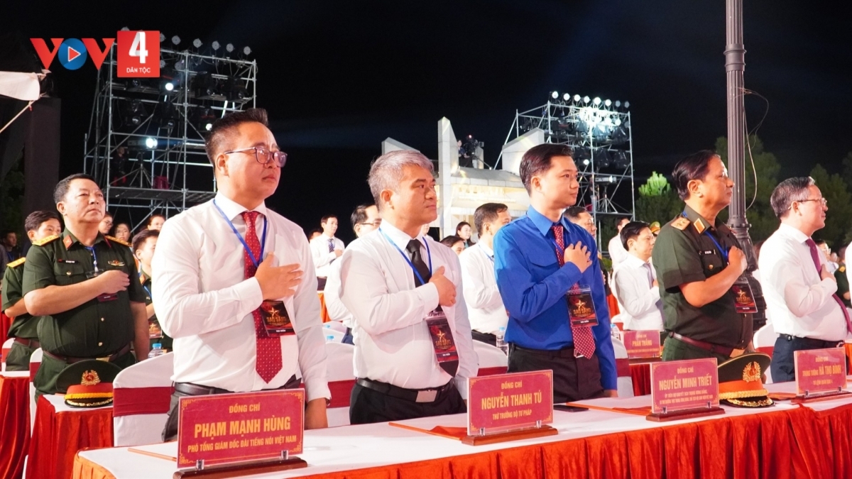 Các đại biểu Trung ương thực hiện nghi thức tưởng niệm anh hùng liệt sĩ. Ảnh: VOV Miền Trung.