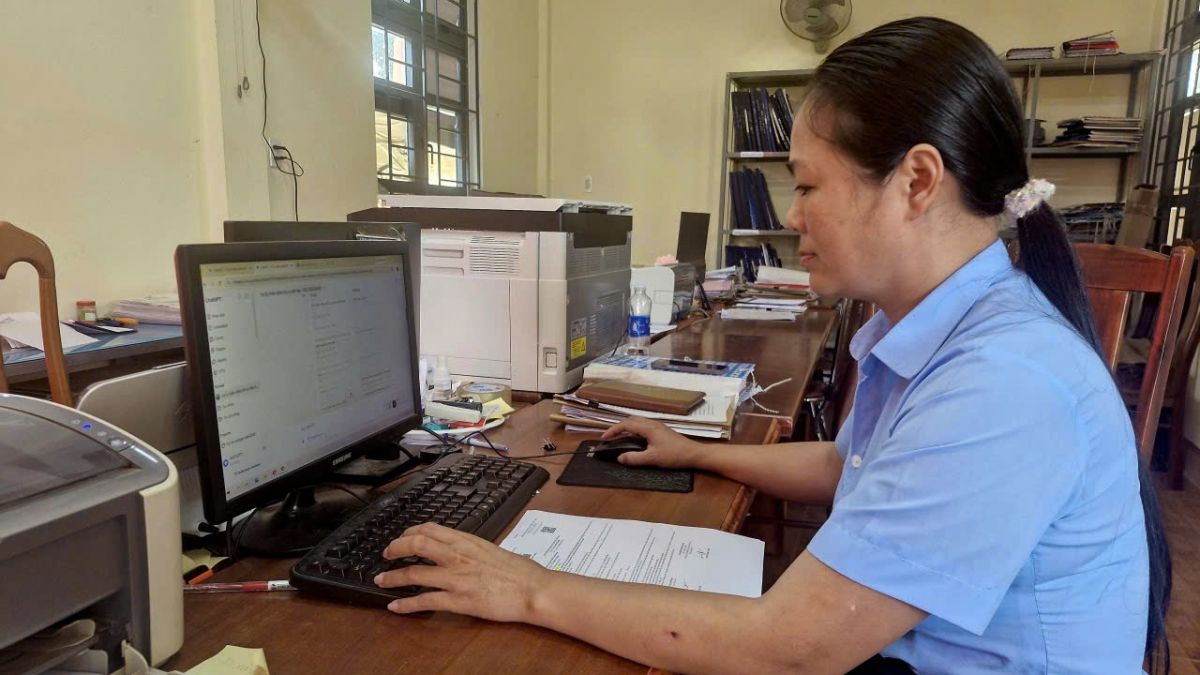 Chị Phạm Thị Thuỷ- chuyên viên phòng Kinh tế xã Ia Hrung sử dụng AI đất đai để xử lý thủ tục hành chính về đất đai. Ảnh: Nguyễn Thảo.