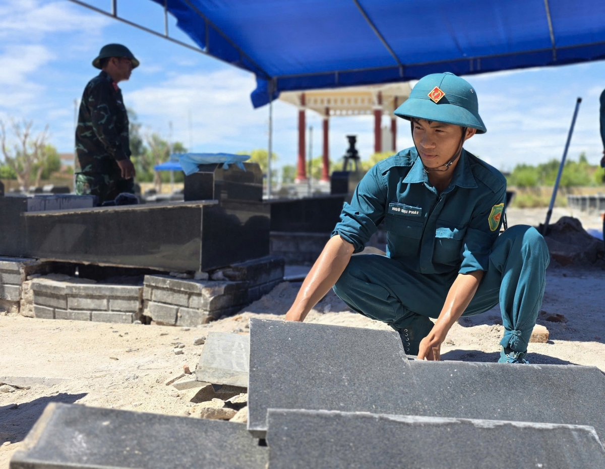 Anh Ngô Đại Phát, dân quân tự vệ xã Bình Hiệp cảm thấy tự hào khi được làm nhiệm vụ đặc biệt, thiêng liêng. 
Ảnh: Hoàng Qui/VOV - Tây Nguyên