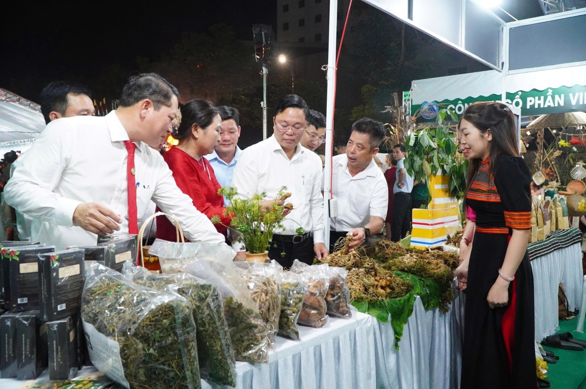 Ông Lê Trí Thanh, Chủ tịch Ủy ban MTTQ Việt Nam TP.Đà Nẵng (thứ ba từ trái sang) tham quan các gian trưng bày