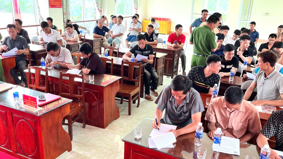 Công an xã Lâm Thượng cũng thường xuyên tổ chức tuyên truyền pháp luật đến nhân dân, trong đó có vận động người dân "đã uống rượu, bia thì không lái xe", xây dựng văn hóa giao thông an toàn trong cộng đồng - Ảnh: Thừa Xuân.