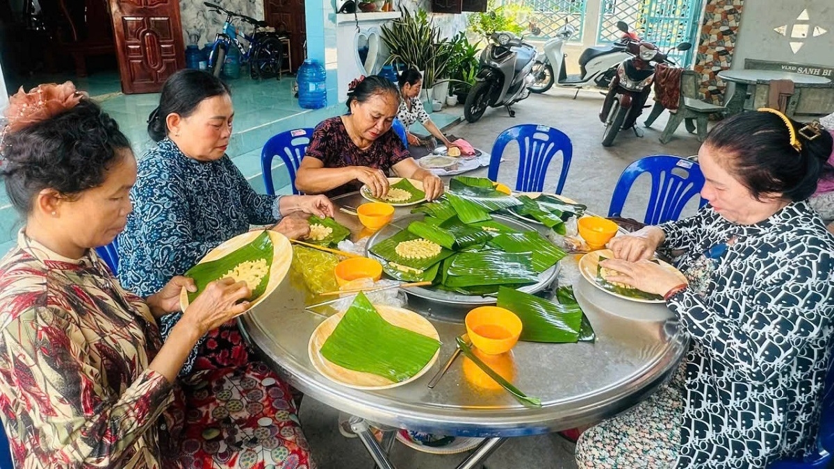 Công đoạn nặn bánh - Ảnh: BTC
