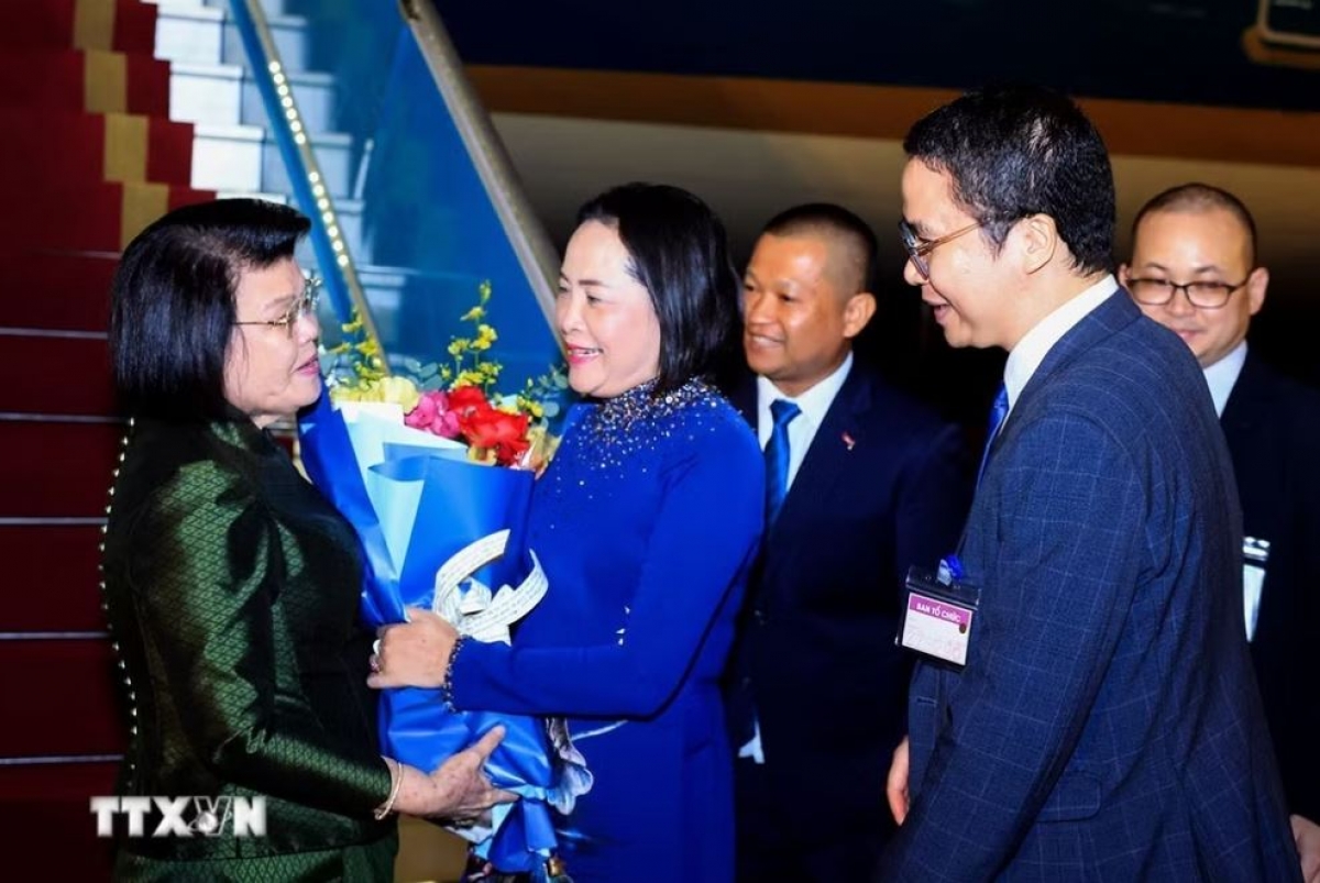 Groi Kruanh Quốc hội Nguyễn Thị Thanh wơt Kruanh Quốc hội Campuchia ta tach ndeh păr Nội Bài