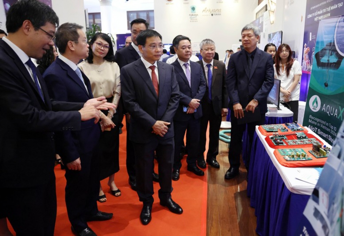 Phó Thủ tướng Nguyễn Văn Thắng tham quan không gian triển lãm các sản phẩm công nghệ, sản phẩm đổi mới sáng tạo trước thềm lễ khai mạc  