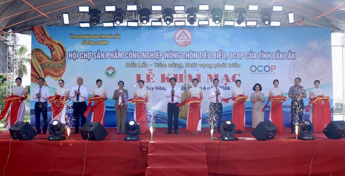 Dôm bơngai tang măt kăt che pơgơ̆r pơih blŭng jơnŭm kơchơ