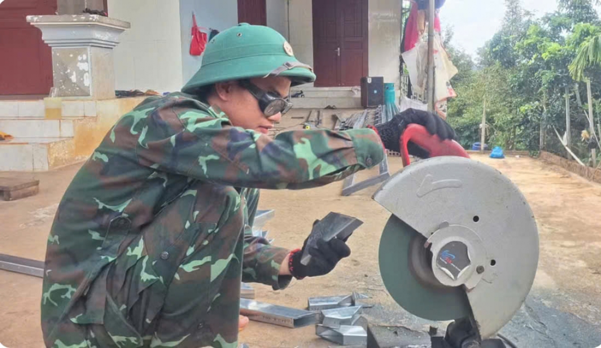 Đại đội 17, Trung đoàn 48, Sư đoàn 320, Quân đoàn 34 tham gia xây nhà mới cho gia đình chị Dương Thị Thành (Ảnh: Hoàng Qui)