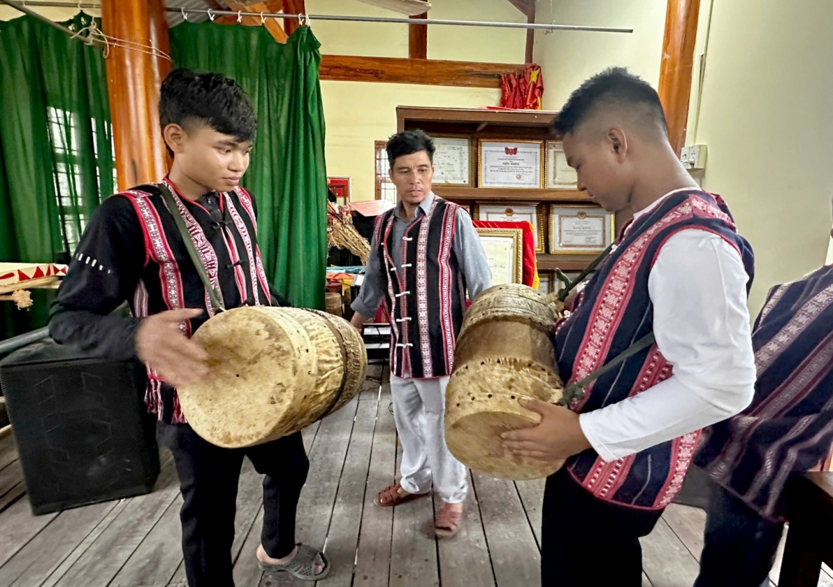 Bơto yal wơl sơnggơr yô, mồng 3, cing 5 bơh kòn cau Bahnar dê tàm sàh Xuân Lãnh, càr Dăk Lăk