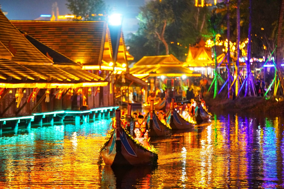 Đi thuyền trên dòng Lan Thương