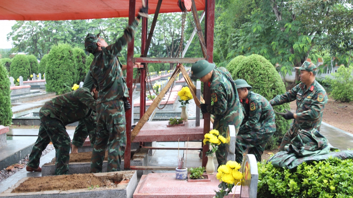 Sáng kiến dùng ba lăng xích cho vừa với những phần mộ để đảm bảo trong quá trình lấy mẫu.
Ảnh: Vũ Lợi/VOV Tây Bắc