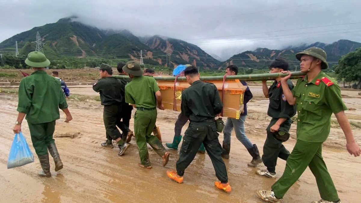 Điều khiến người nông dân ấy xúc động nhất khi thấy lực lượng chức năng đưa hai cỗ quan tài chở thi thể các nạn nhân trở về (Ảnh: VOV Tây Bắc)