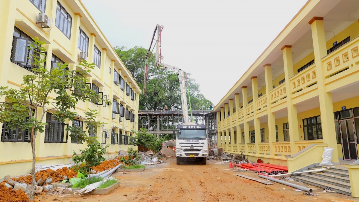 Dự án trường Phổ thông dân tộc nội trú Tiểu học và THCS Bình Liêu, tỉnh Quảng Ninh đang hoàn thành những hạng mục cuối cùng. Ảnh: Trường Giang.