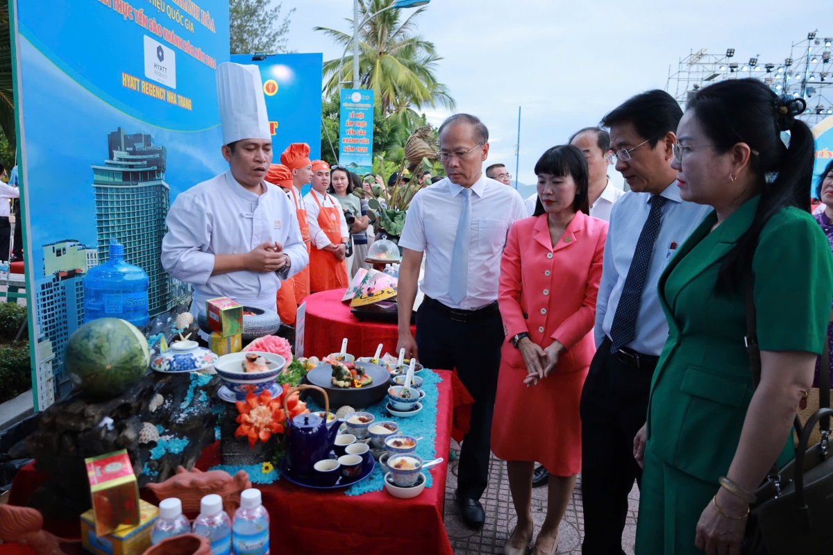 -Hưn mdah klei jăk siam mnơ̆ng ƀơ̆ng huă yến sào ti Festival Êa ksĭ 2026. 