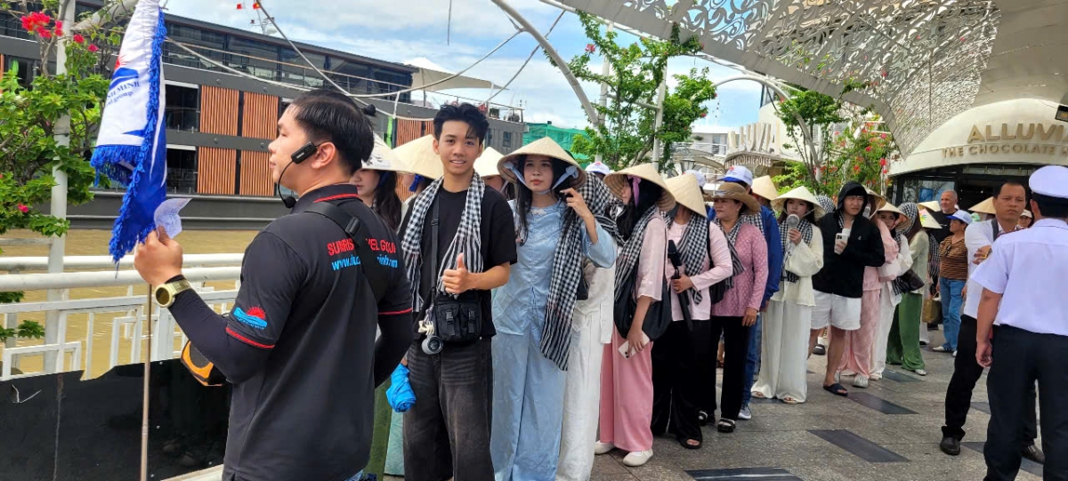 Dù vào mùa mưa bão nhưng du khách xa gần đến tỉnh Đồng Tháp tham quan, trải nghiệm rất đông