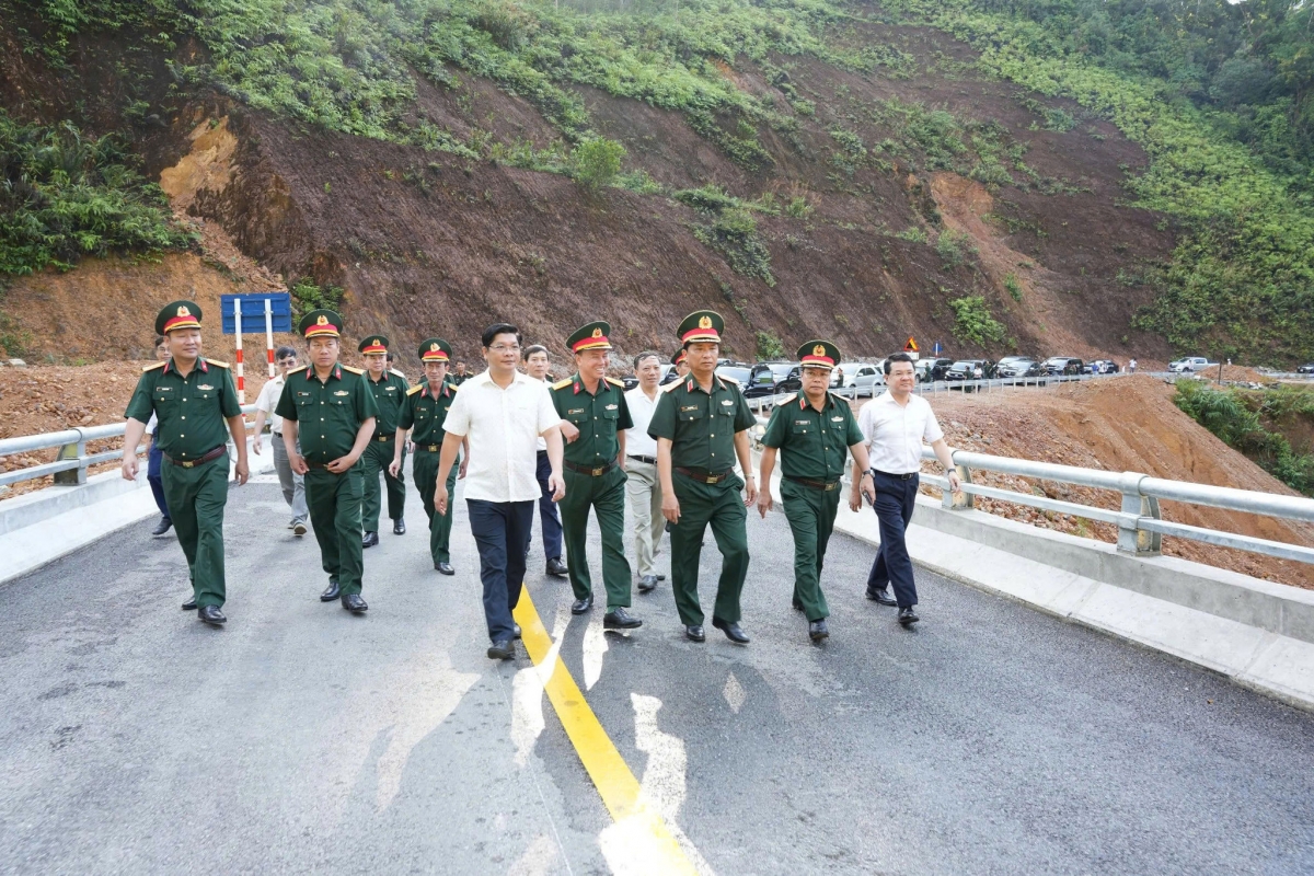 Đại diện lãnh đạo Bộ Tư lệnh Quân khu 4 cùng lãnh đạo địa phương trên tuyến đường Nam Đông- A Lưới