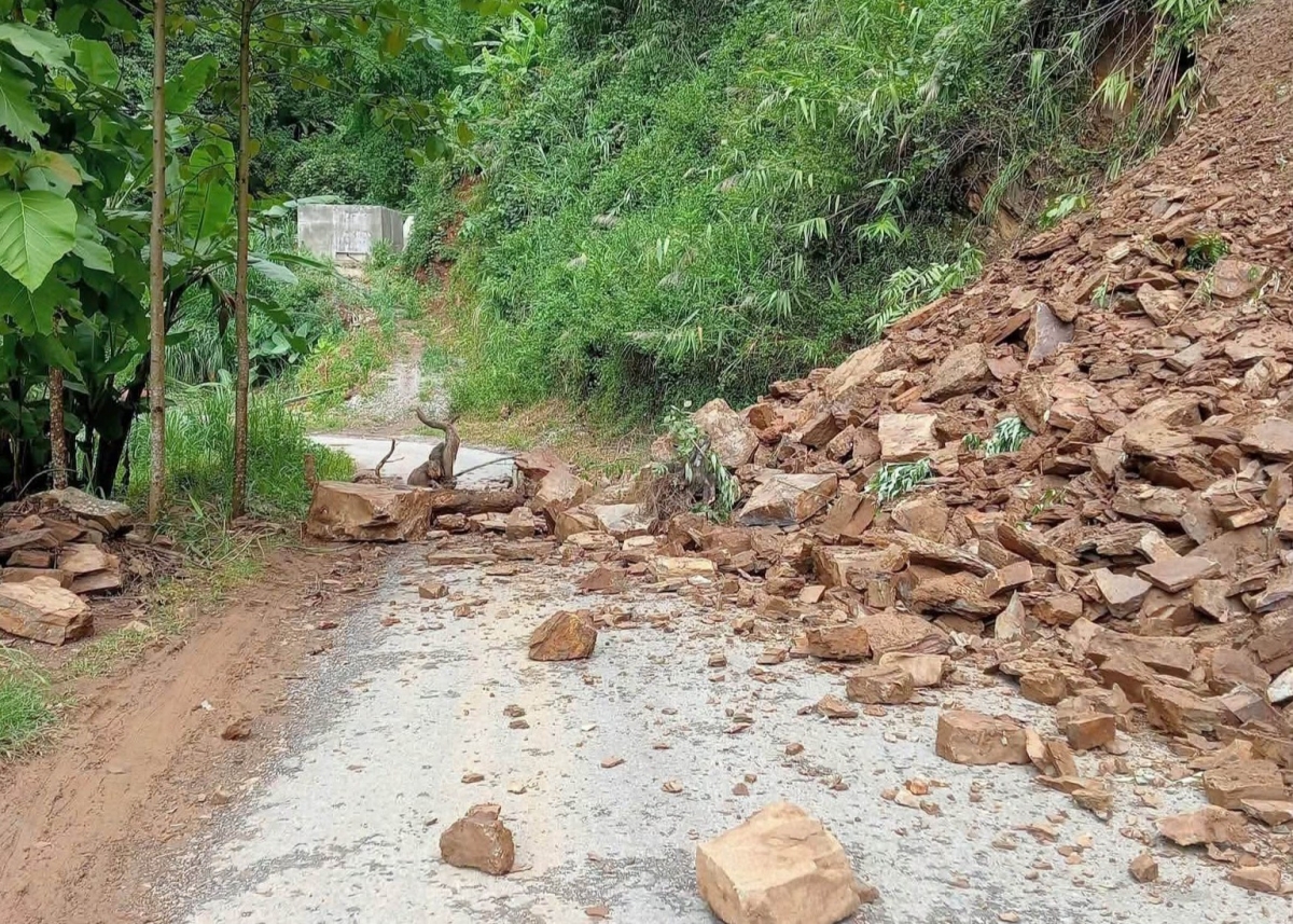 Trên tuyến Quốc lộ 37 vào trung tâm xã Tạ Khoa (cũ) đã xuất hiện nhiều điểm sạt lở đất, đá. Ảnh: Thanh Thủy/VOV-Tây Bắc