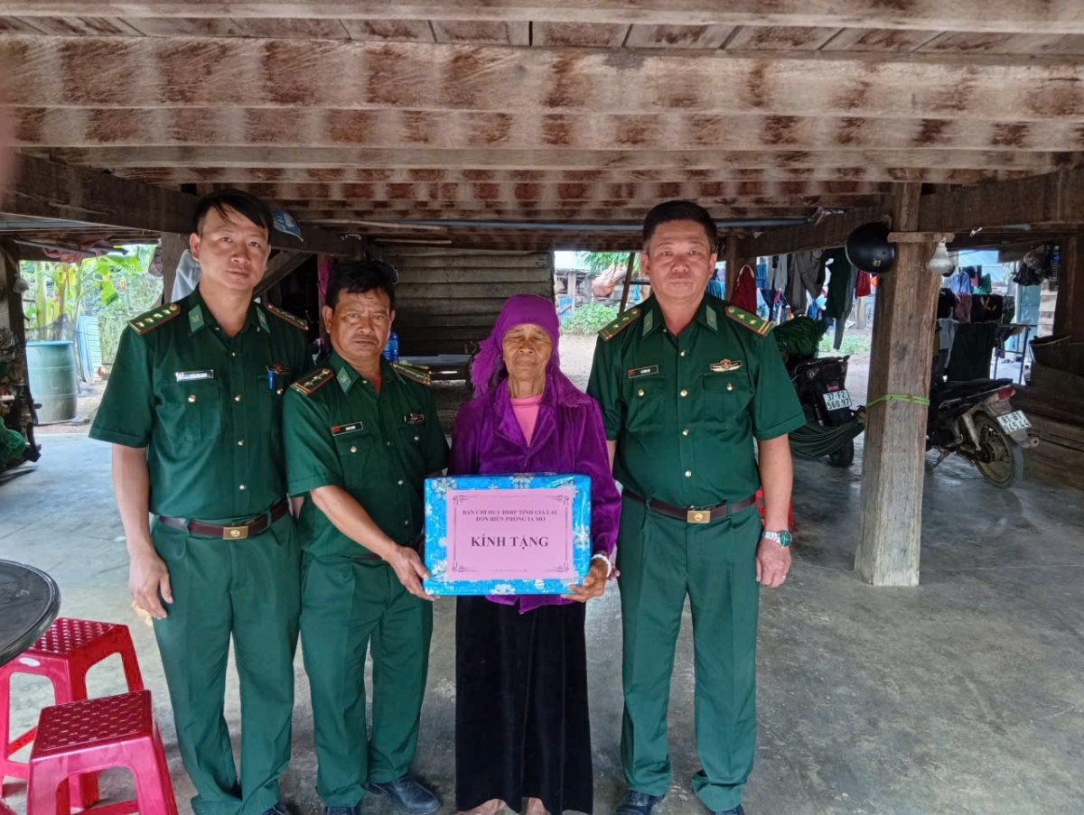 Bộ đội biên phòng Gia Lai tặng quà gia đình chính sách - Ảnh: ĐVCC.