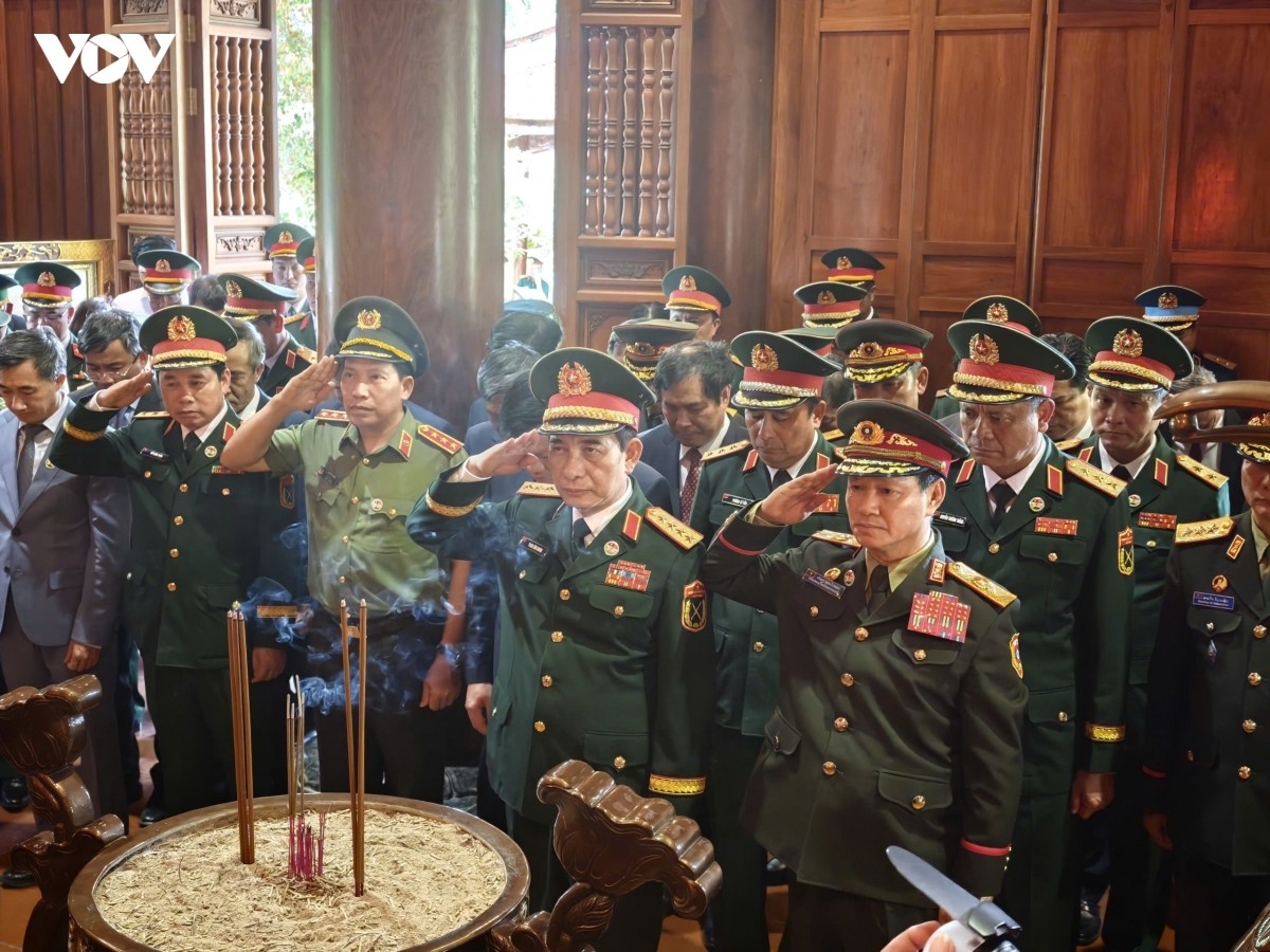 Hai Bộ trưởng dâng hương tại khu di tích.
