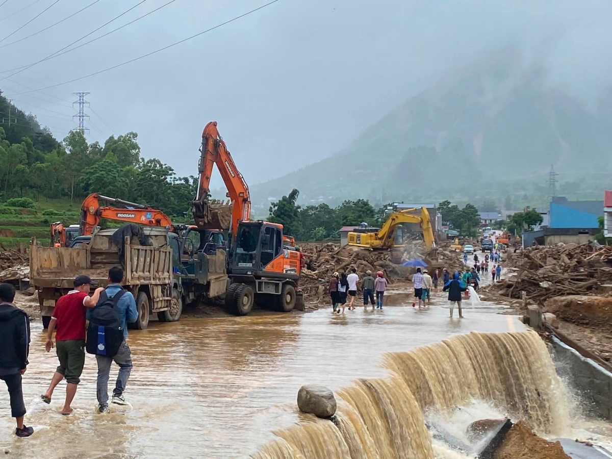 Giữa mất mát do thiên tai gây ra, hành động bình dị của người nông dân ấy đã trở thành điểm tựa, tiếp thêm hy vọng cho nhiều người dân vùng lũ (Ảnh: VOV Tây Bắc)