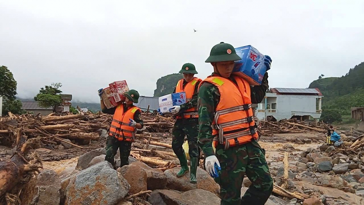 Góp phần cùng các lực lượng chức năng đưa nhu yếu phẩm đến bà con (Ảnh: VOV Tây Bắc)
