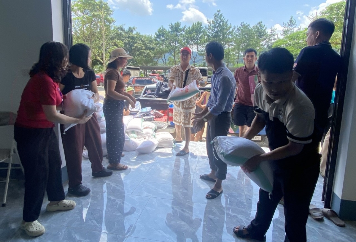 Hàng chục tấn gạo, nhu yếu ấm sẽ chia sẻ bớt khó khăn với người dân lúc hoạn nạn
Ảnh: An Kiên - Khắc Kiên/VOV Tây Bắc