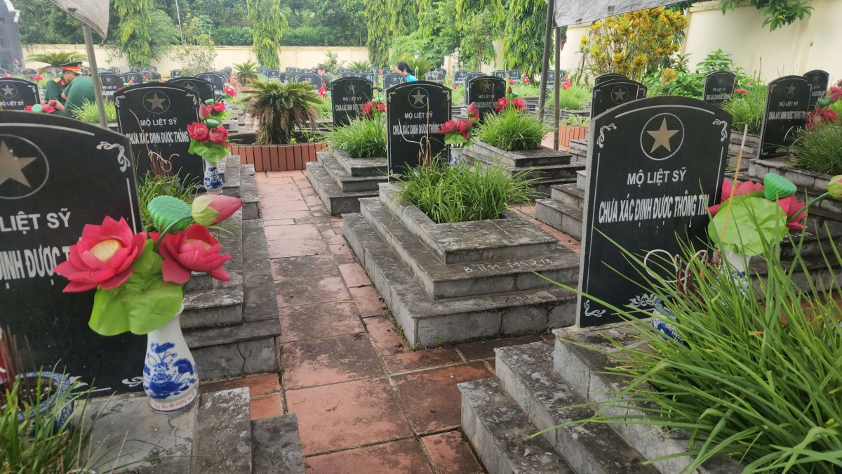 Phía sau những tấm bia "Liệt sĩ chưa xác định được thông tin" là nỗi mong chờ kéo dài hàng chục năm của biết bao gia đình trên khắp mọi miền đất nước. Ảnh: Nhóm PV/VOV Tây Bắc