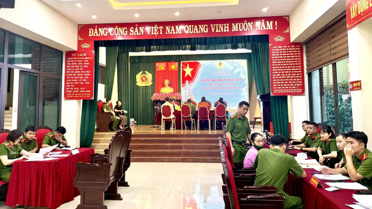 Song song với việc lấy mẫu từ các phần mộ, Công an tỉnh Sơn La tổ chức thu nhận mẫu ADN của hơn 2.000 thân nhân liệt sĩ tại nhiều điểm trên địa bàn tỉnh. Ảnh: Nhóm PV/VOV Tây Bắc