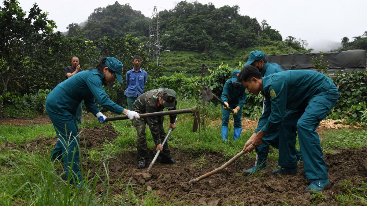 Chiến tranh đã lùi xa, nhưng hành trình tìm lại danh tính cho các liệt sĩ vẫn tiếp diễn. Chừng nào còn những người lính chưa được trở về với tên tuổi của mình, chừng đó những người làm công tác "Đền ơn đáp nghĩa" vẫn kiên trì đi tiếp, để sự hy sinh của các anh được ghi nhớ trọn vẹn và để không một người con nào của Tổ quốc bị lãng quên. Ảnh: Nhóm PV/VOV Tây Bắc