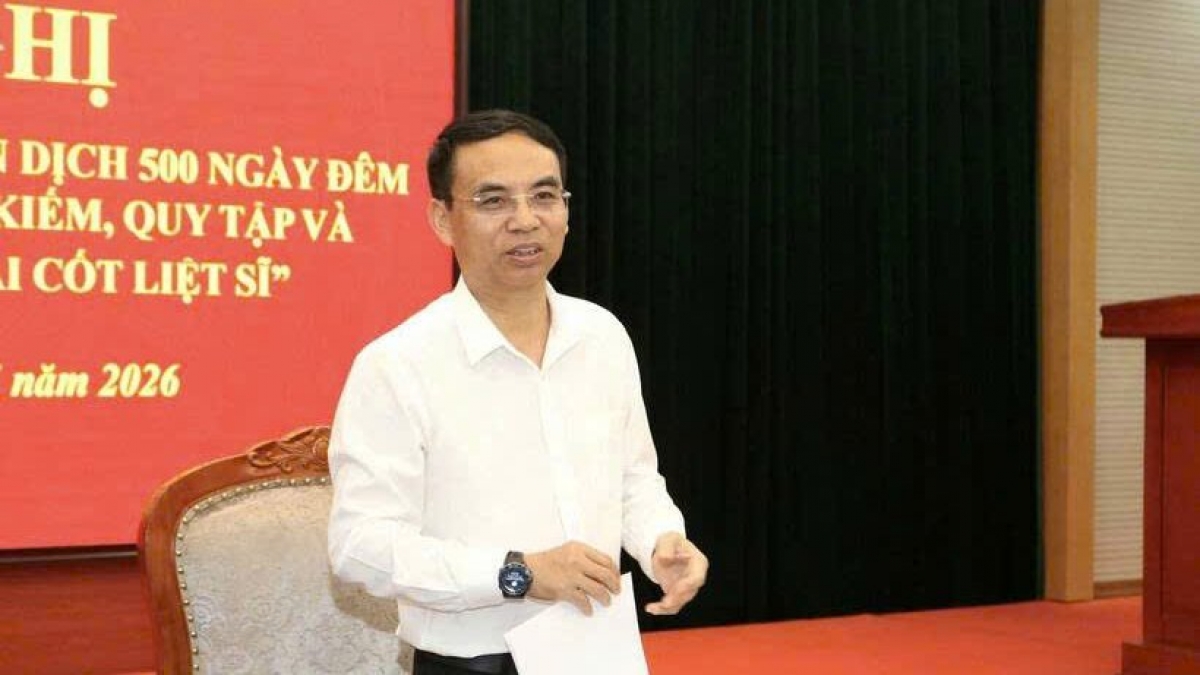 Tại hội nghị triển khai thực hiện “Chiến dịch 500 ngày đêm đẩy mạnh tìm kiếm quy tập và xác định danh tính hài cốt liệt sĩ” tổ chức vào chiều ngày 26/5/2026, ông Nguyễn Minh Tiến, Phó Chủ tịch UBND tỉnh, Trưởng Ban Chỉ đạo tỉnh Sơn La đã yêu cầu các sở, ngành cùng phối hợp, triển khai lấy mẫu ADN từ ngày 04/6, phấn đấu hết tháng 8/2026 hoàn thành lấy 587 mẫu hài cốt liệt sĩ chưa xác định danh tính trong 7 nghĩa trang liệt sĩ trên địa bàn tỉnh. Ảnh: Nhóm PV/VOV Tây Bắc