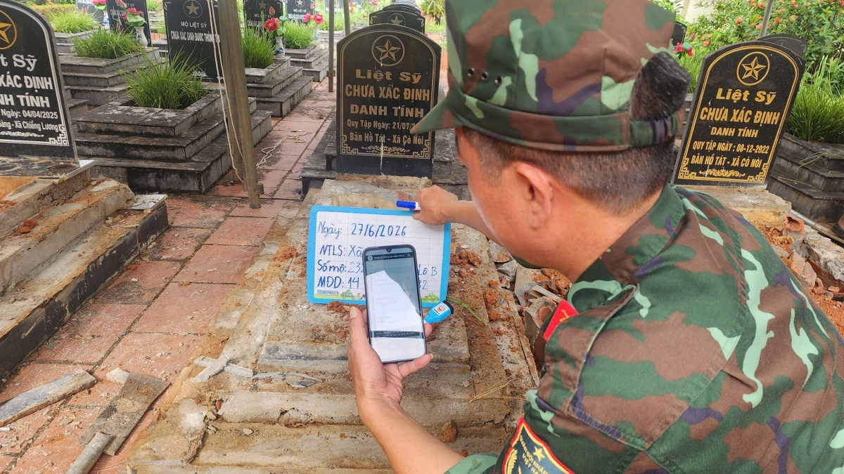 Mỗi phần mộ đều được đối chiếu hồ sơ, kiểm tra thông tin, ghi nhận hiện trạng trước khi tiến hành lấy mẫu sinh phẩm phục vụ giám định ADN. Ảnh: Nhóm PV/VOV Tây Bắc
