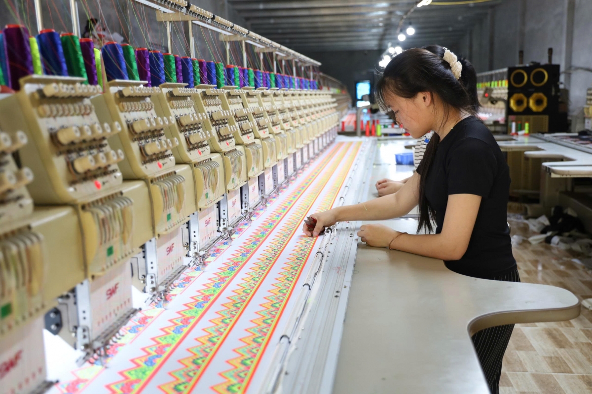 Những hoa văn thổ cẩm rất đẹp của đồng bào Mông được nhiều khách hàng ưa chuộng (Ảnh: Đinh Tuấn)