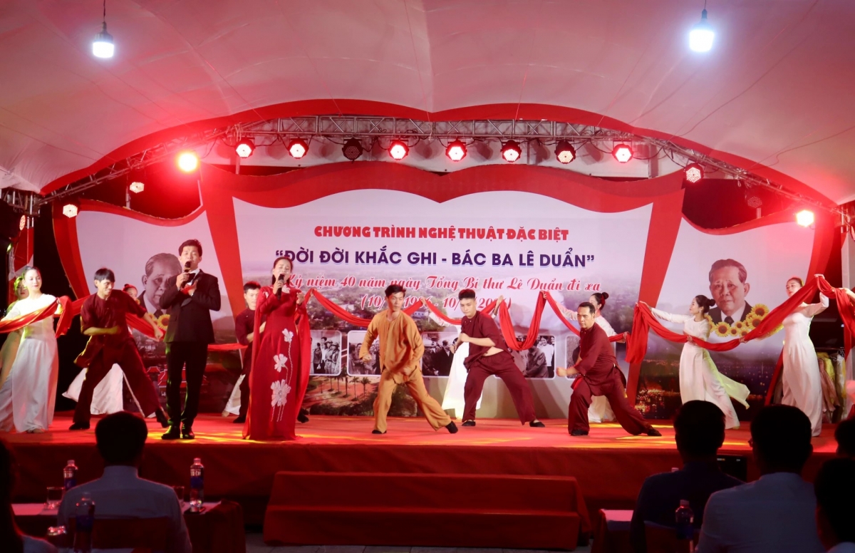Một tiết mục tại chương trình nghệ thuật đặc biệt với chủ đề “Đời đời khắc ghi-Bác Ba Lê Duẩn” - Ảnh: T.P