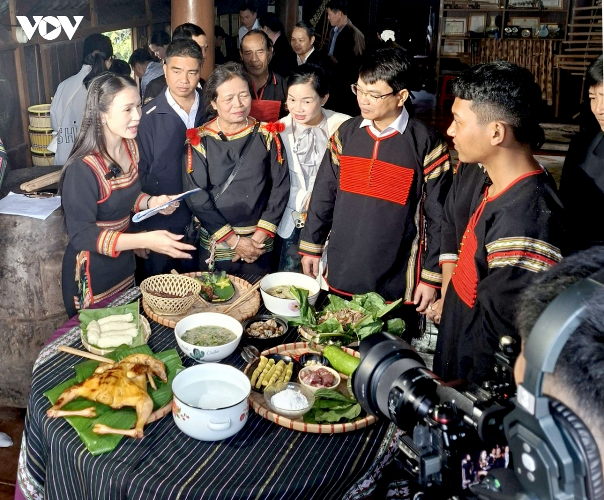 Kaya mbang bhap bini dom bangsa di bhum palei hu yaih khan dalam danak dak livestream