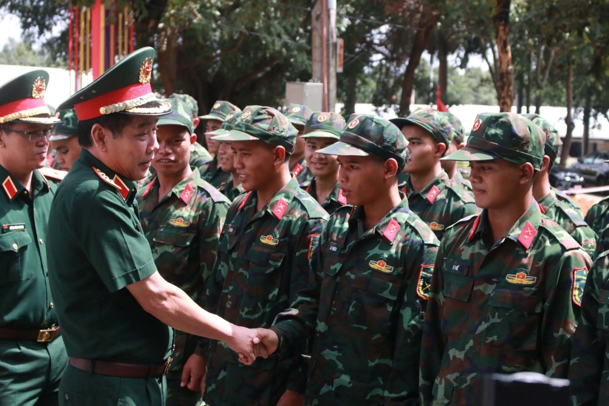 Thượng tướng Nguyễn Văn Gấu, Thứ trưởng Bộ Quốc phòng, Phó Trưởng Ban Chỉ đạo quốc gia về tìm kiếm, quy tập và xác định danh tính hài cốt liệt sĩ động viện cán bộ, chiến sĩ tìm kiếm, quy tập hài cốt liệt sĩ đường Trường Chinh.