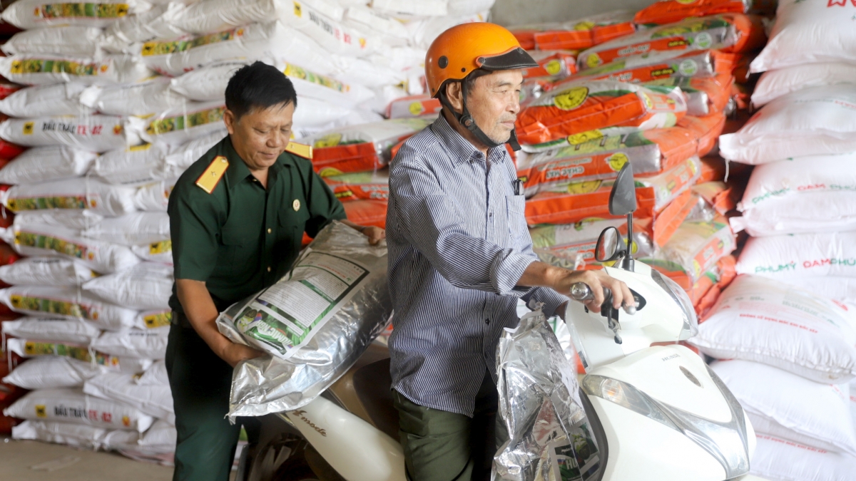 Cựu chiến binh Hoàng Văn Cư (bên trái) luôn đồng hành với bà con - Ảnh: H Xíu.