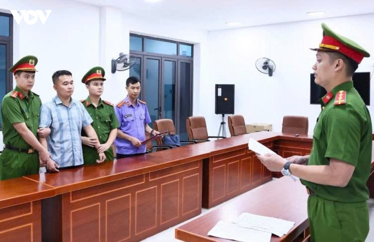 Nguyễn Hà Duy (áo sọc xanh trắng) đã bị khởi tố, bắt tạm giam. Ảnh: Công an cung cấp