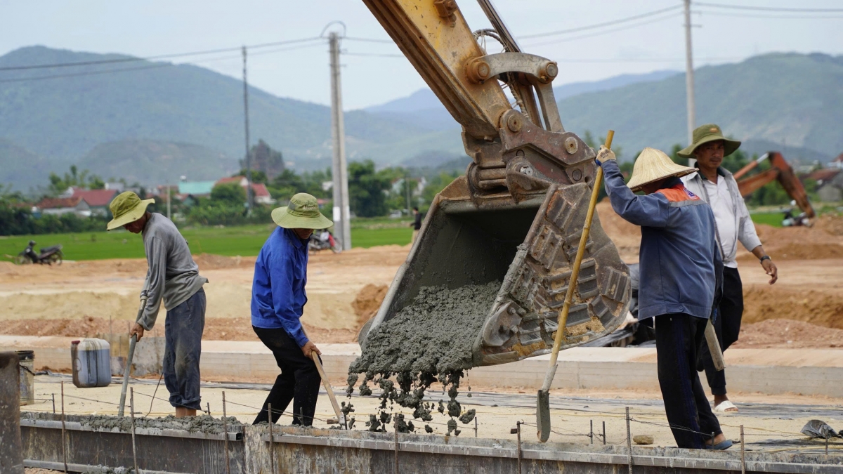 Hrơi mông mă bruă ječ ameč ƀơi hơdôm anih man pơdong plơi pla phrâo
