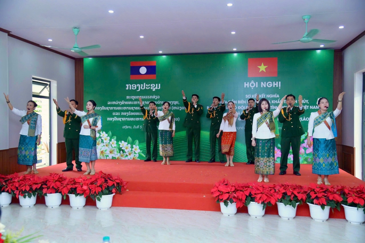 Hai bên thường xuyên tổ chức giao lưu văn nghệ (Ảnh: Lê Thạch)