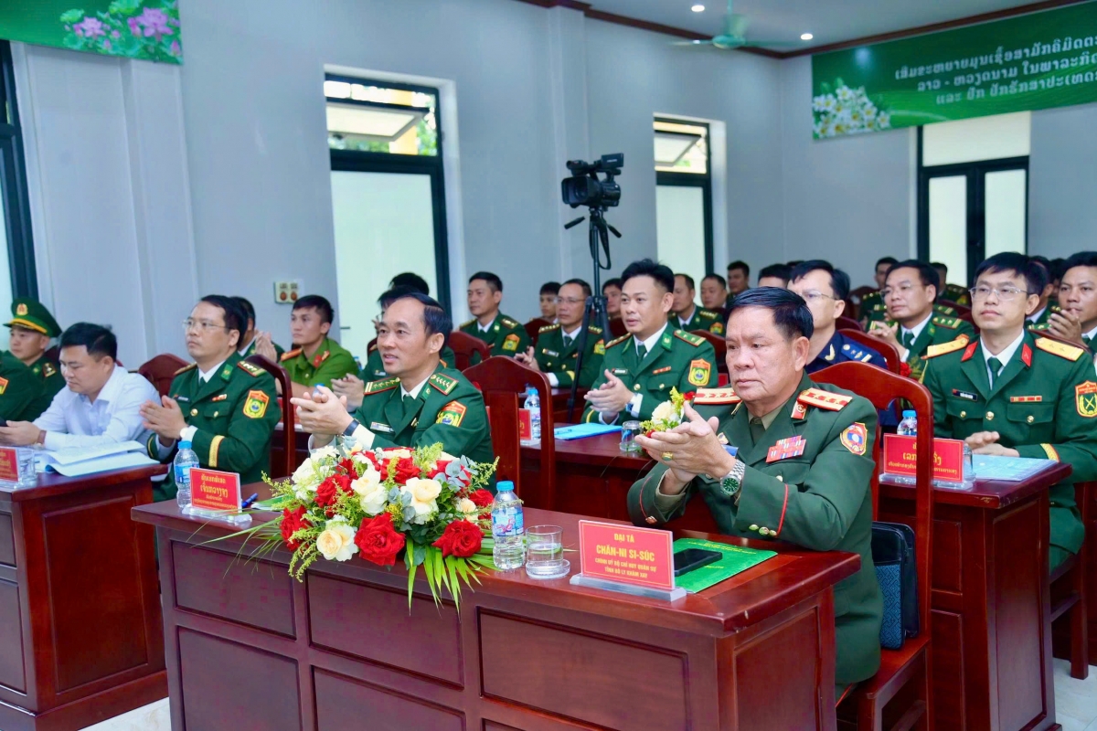 Đại tá Trần Quang Trung, Bí thư Đảng ủy, Chính ủy Bộ đội Biên phòng tỉnh Nghệ An; Đại tá Chăn-ni Si-súc, Chính ủy Bộ Chỉ huy Quân sự tỉnh Bô Ly Khăm Xay cùng đại biểu lực lượng bảo vệ biên giới hai bên
(Ảnh: Lê Thạch)