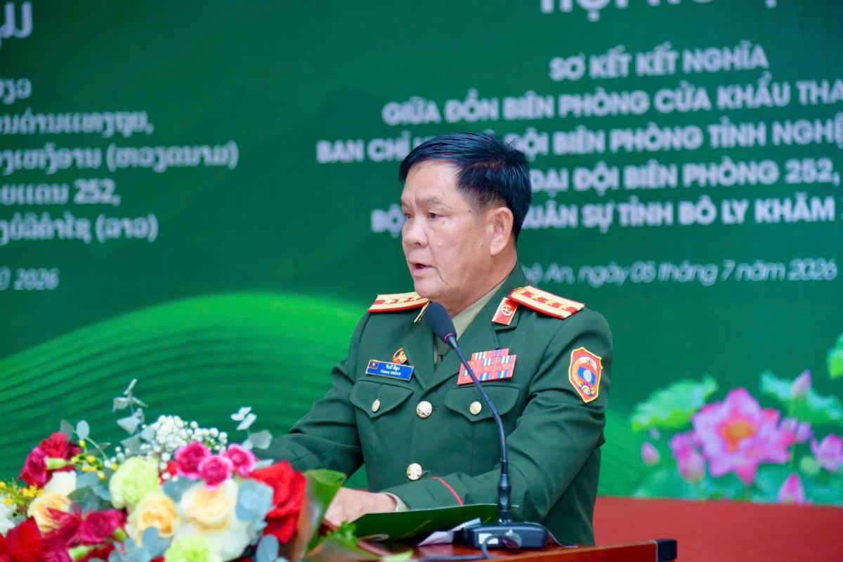 Đại tá Chăn-ni Si-súc, Chính ủy Bộ Chỉ huy Quân sự tỉnh Bô Ly Khăm Xay - Lào (Ảnh: Lê Thạch)