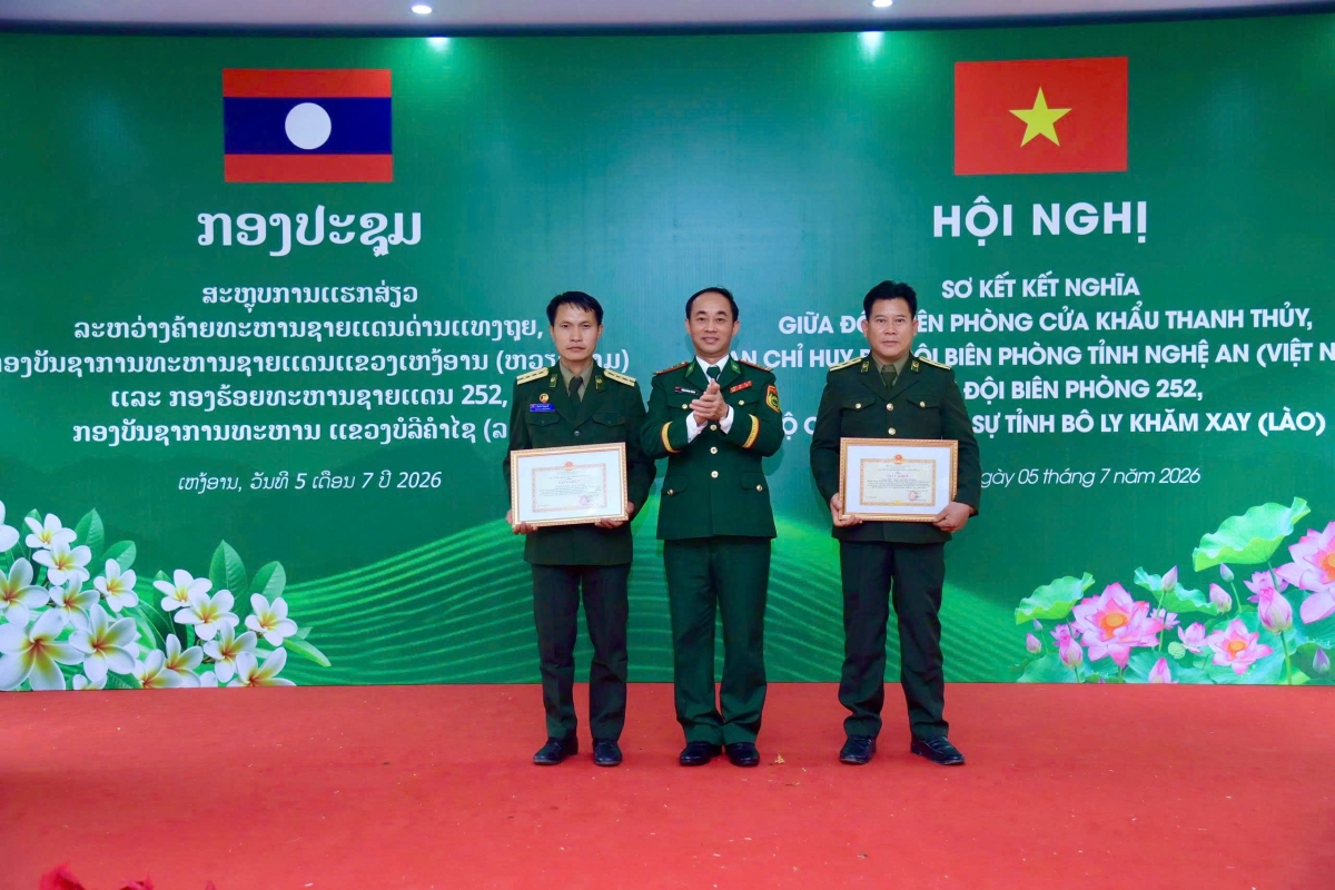 Đại tá Trần Quang Trung- Chính ủy BĐBP tỉnh Nghệ An khen thưởng 2 tập thể xuất sắc (Ảnh: Lê Thạch)