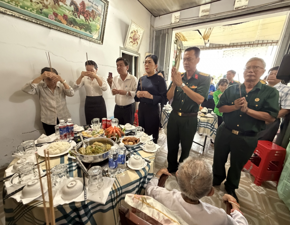 Lãnh đạo các Sở, ngành, đoàn thể thành phố Cần Thơ dâng hương tưởng nhớ các Anh hùng liệt sĩ tại nhà Bà Mẹ Việt Nam anh hùng Nguyễn Thị Lành