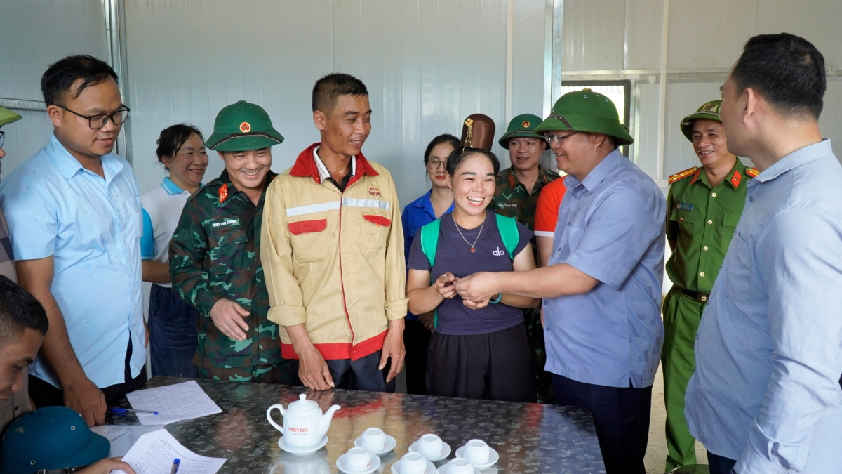 Chính quyền địa phương trao khóa nhà cho các hộ gia đình đầu tiên nơi ở mới. Ảnh: Khắc Kiên.