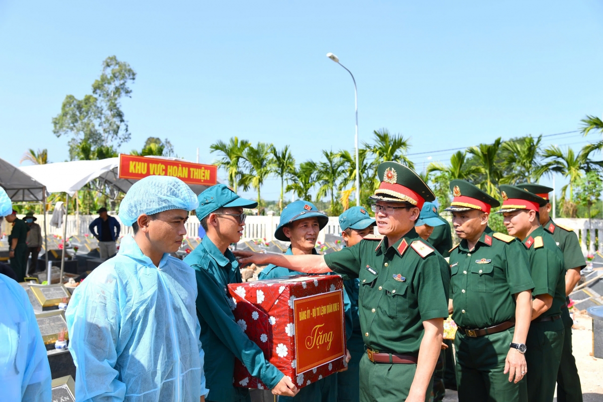 Thiếu tướng Lương Đình Chung, Bí thư Đảng ủy, Chính ủy Quân khu 5 cùng đoàn công tác thăm, tặng quà ác lực lượng làm nhiệm vụ trong “Chiến dịch 500 ngày đêm” tại Quảng Ngãi