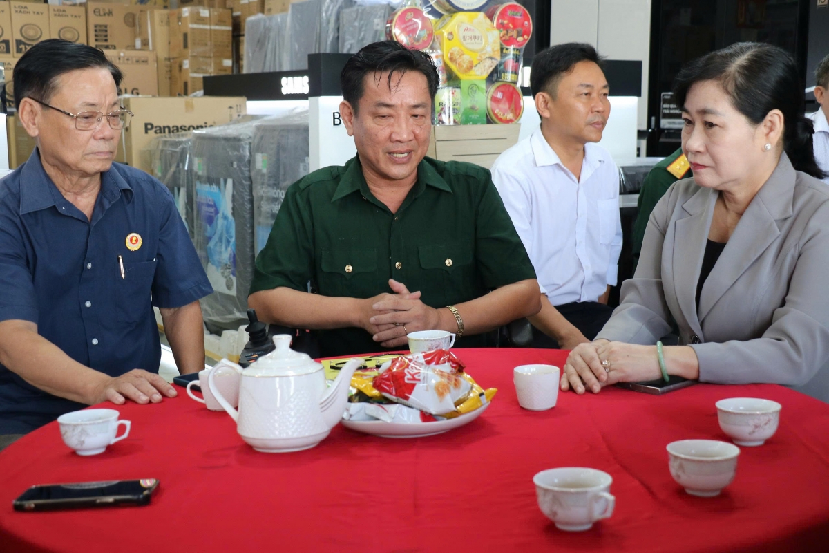 Lãnh đạo Tỉnh ủy Đồng Tháp đến thăm, tặng quà cho thương binh tiêu biểu Nguyễn Văn Quởn