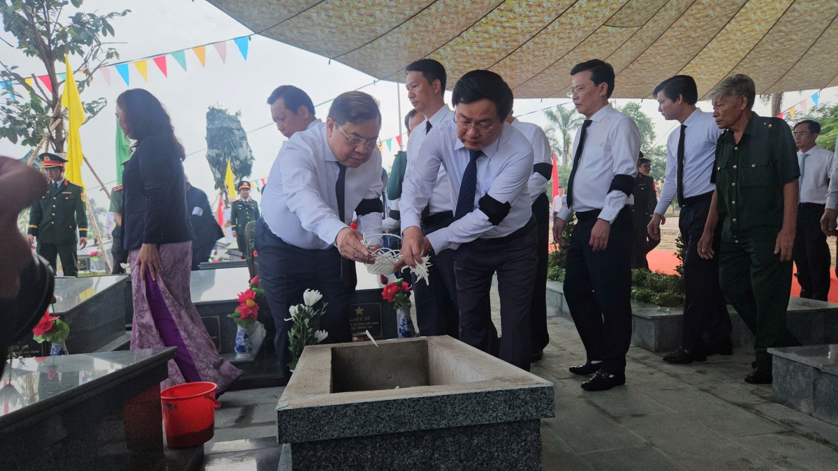 Lãnh đạo Trung ương và tỉnh Tây Ninh thực hiện nghi thức an táng các hài cốt liệt sĩ (Ảnh: Nguyễn Quang)