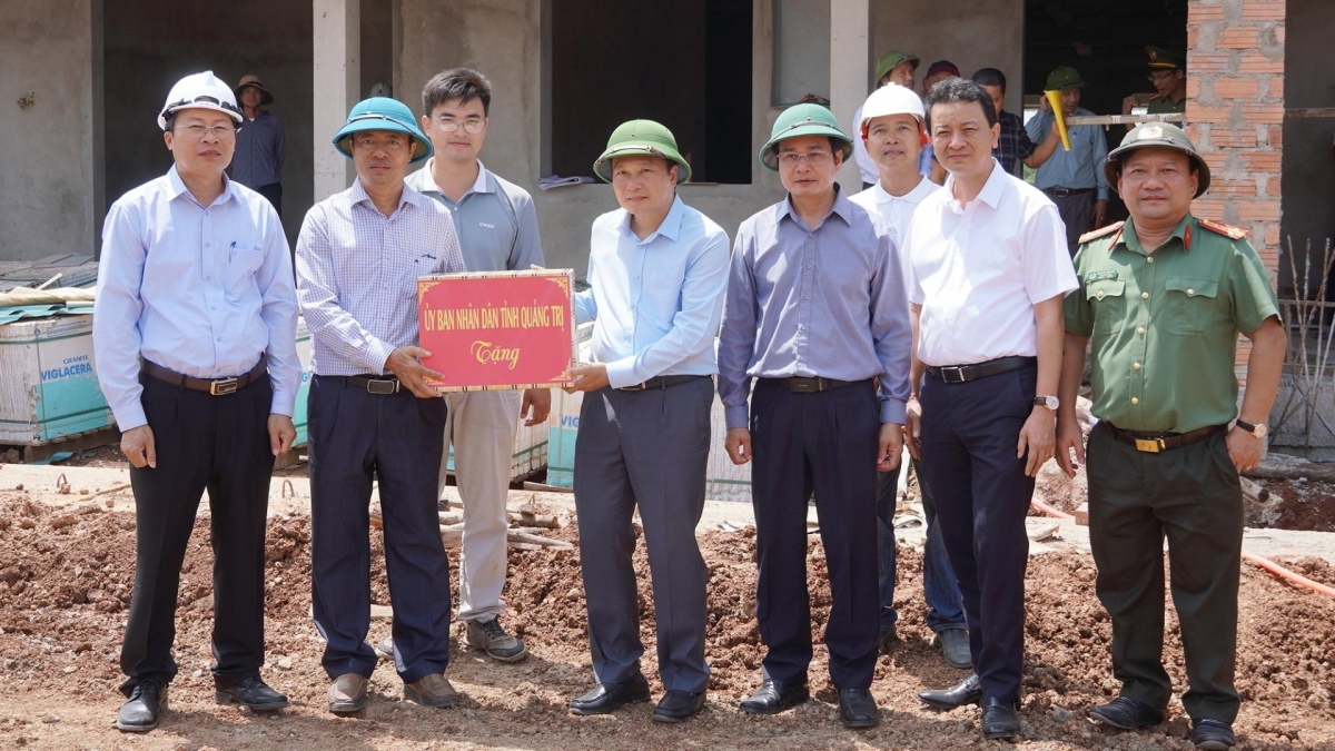 Lãnh đạo UBND tỉnh Quảng Trị tặng quà động viên các đơn vị thi công. Ảnh: Thanh Hiếu.