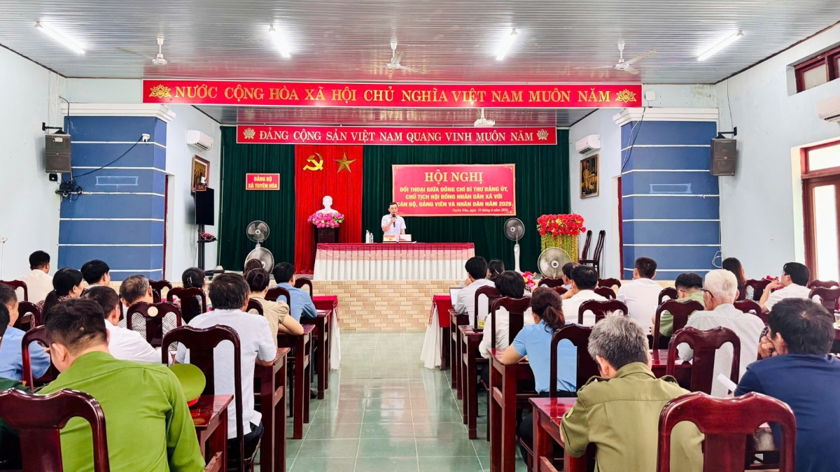Lãnh đạo xã Tuyên Hóa về cơ sở đối thoại với người dân
Ảnh: Thanh Hiếu