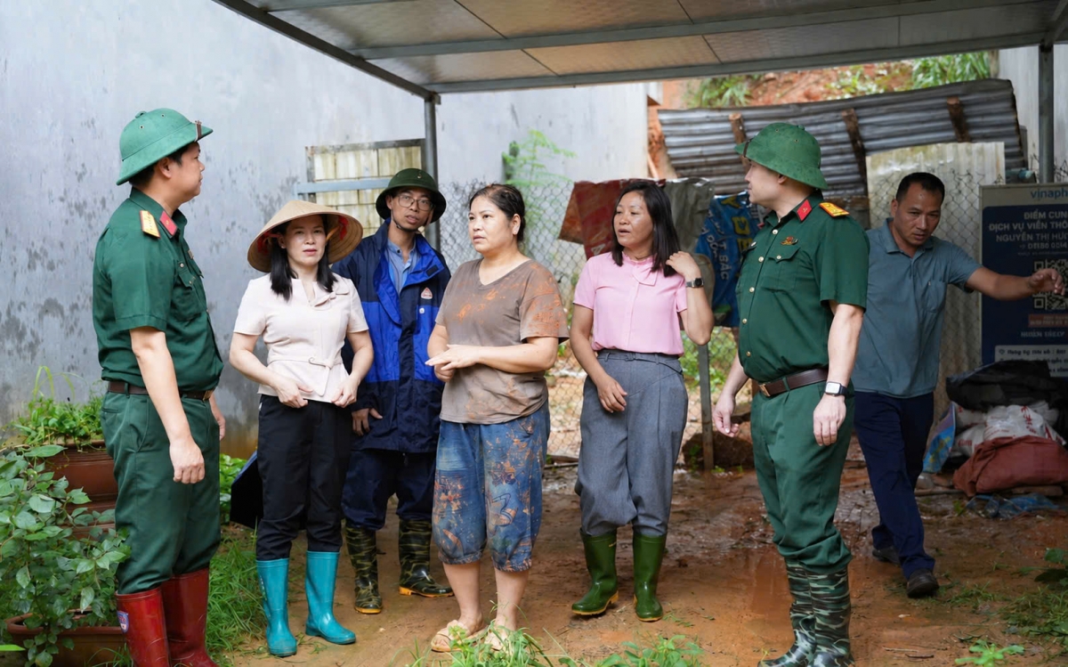 Thăm hỏi, động viên người dân phường Đức Xuân (Thái Nguyên) bị ảnh hưởng bởi mưa lũ.
Ảnh: CTV Duy Đức-Công Luận/VOV Đông Bắc